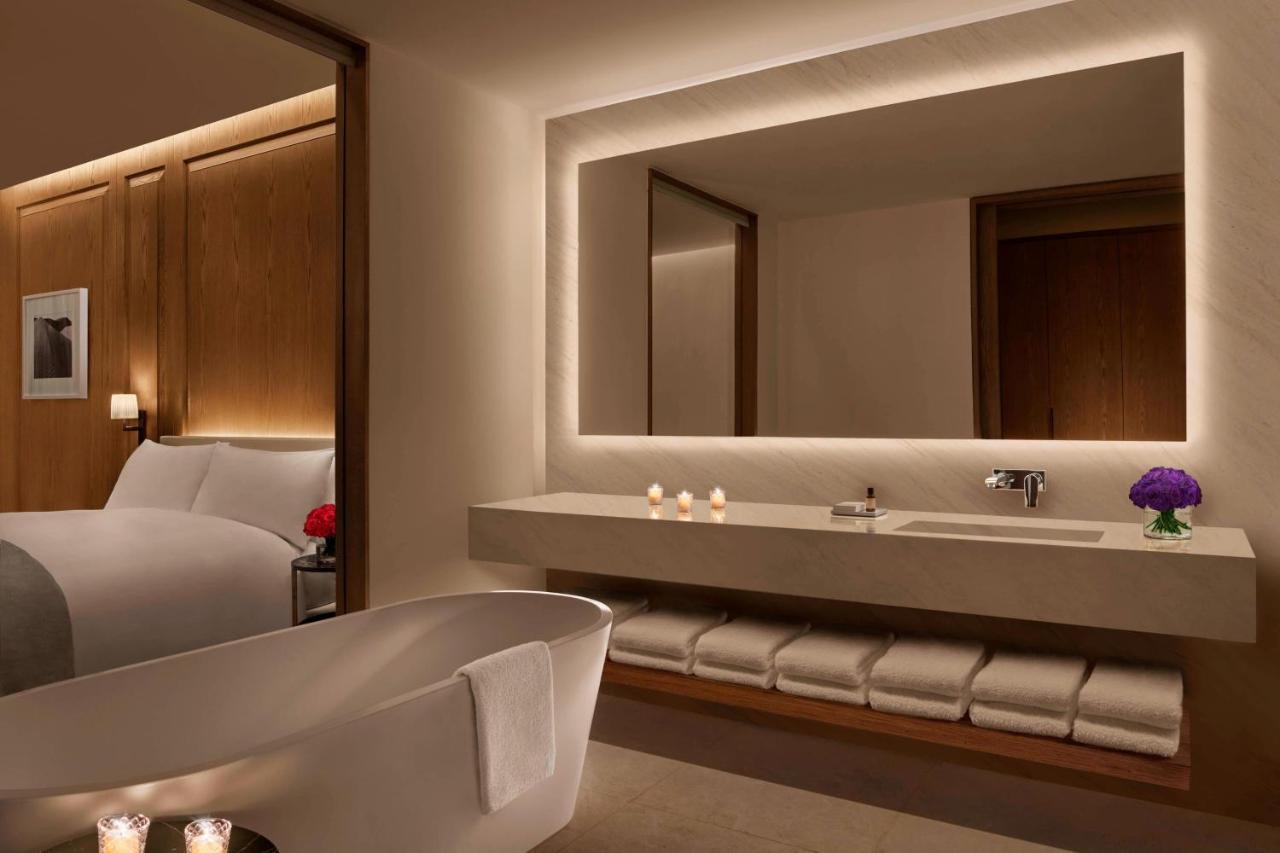 Habitación Deluxe con balcón, cama extragrande y vistas al puerto deportivo