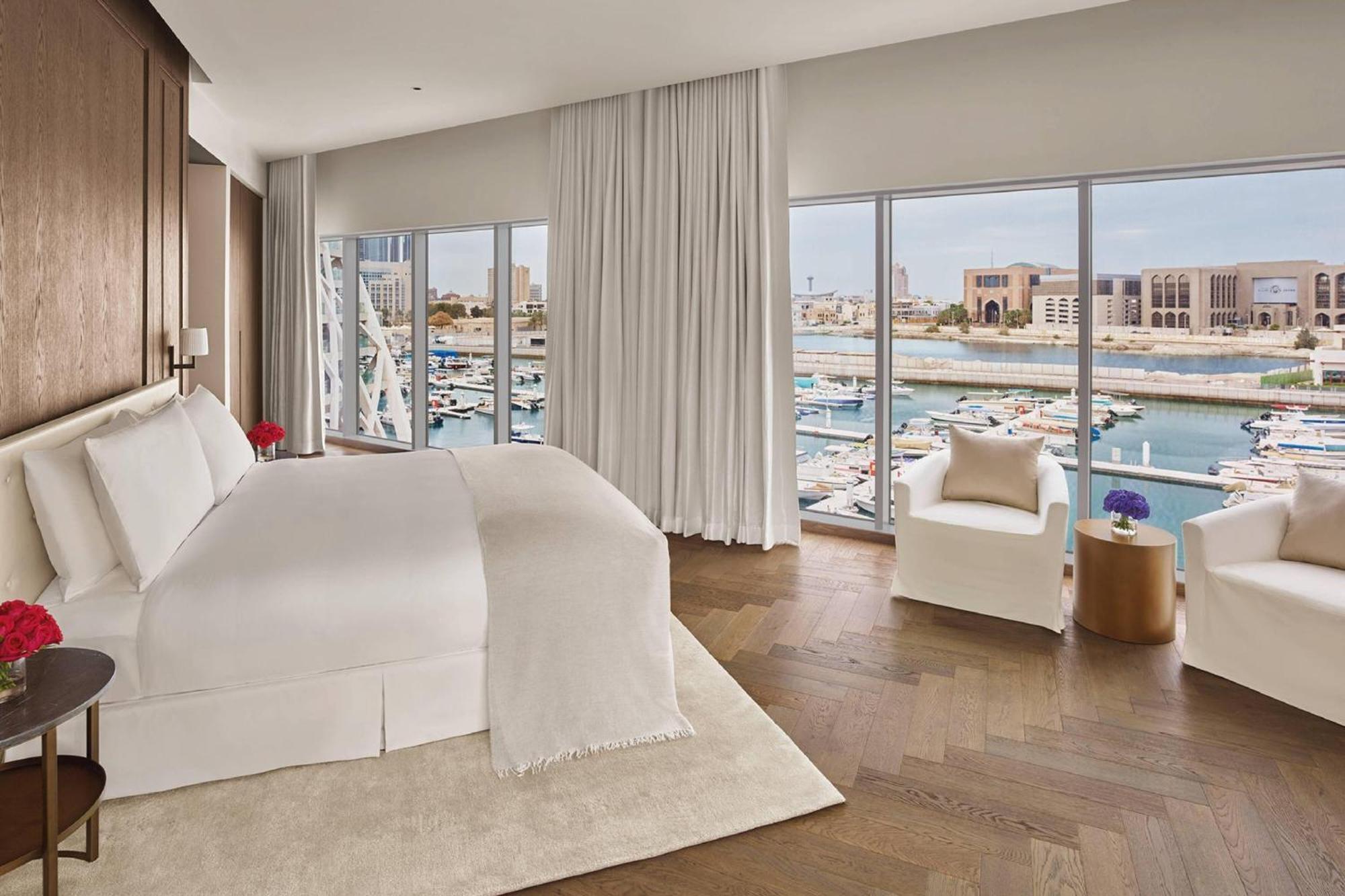 Suite Premier con cama extragrande y vistas al puerto deportivo